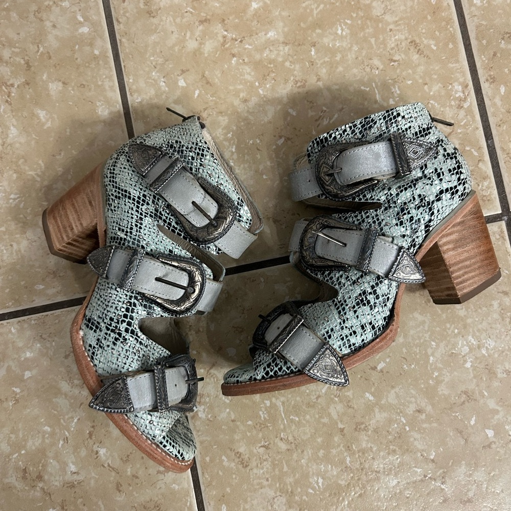 Freebird Snakeskin Buckle Sandals - stunning
